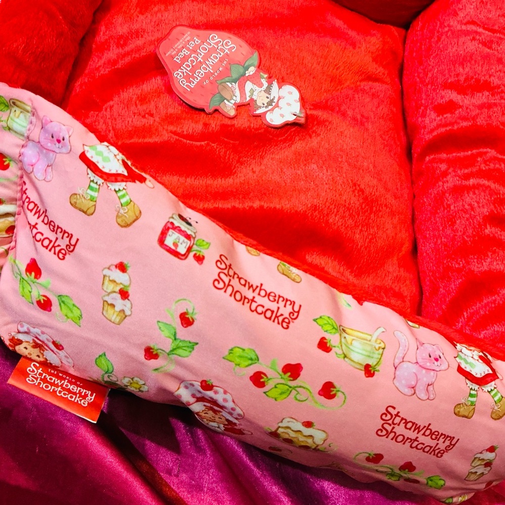 Strawberry Shortcake Pet Bed 🩷🍓 - Picture 3 of 4